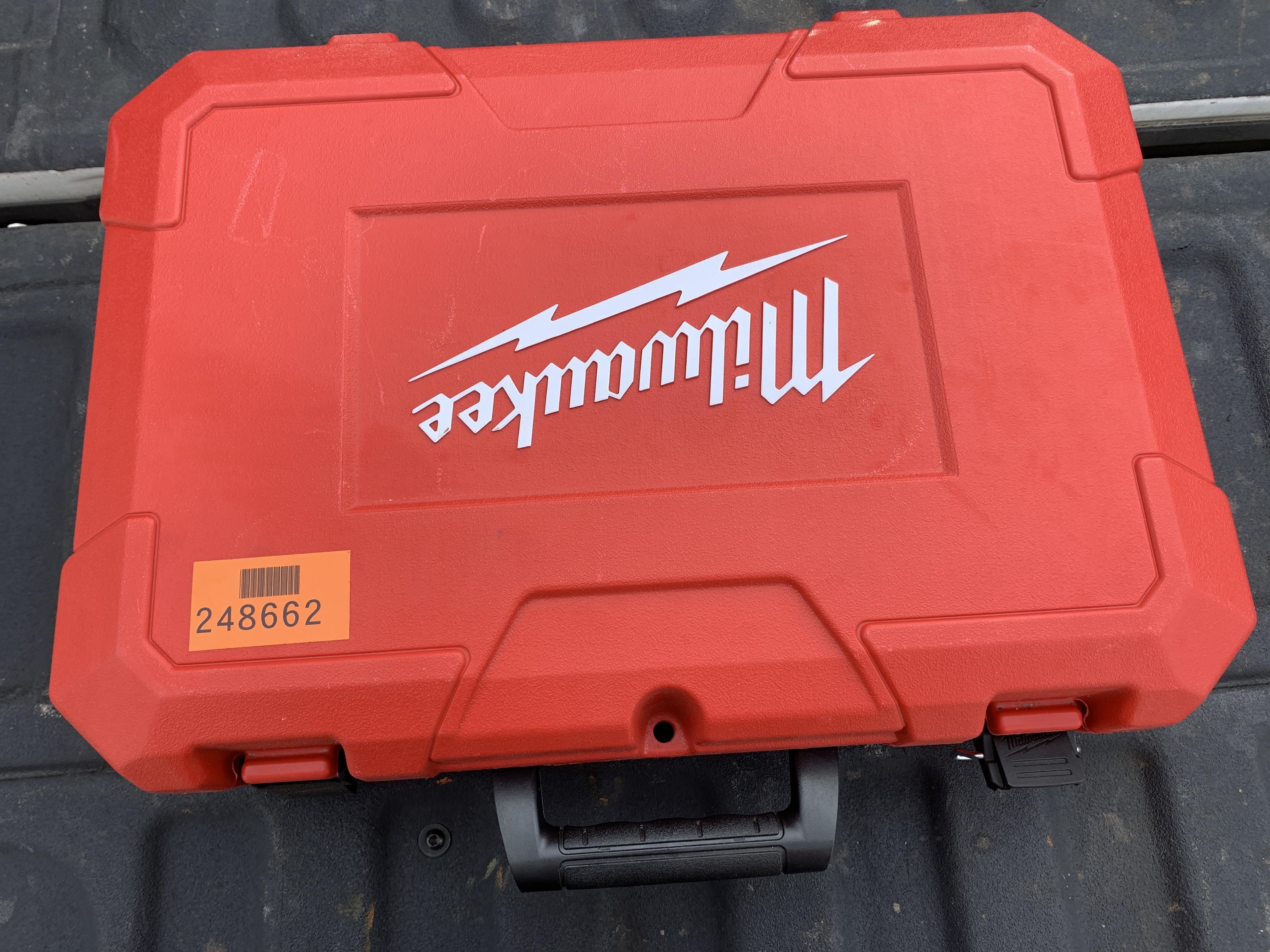 2022 MILWAUKEE 2877-22